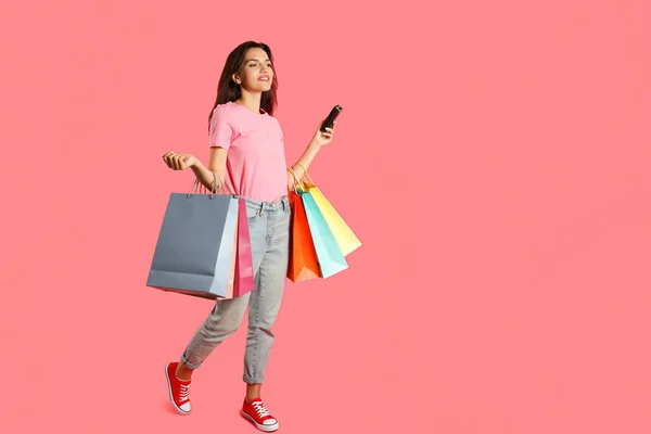Aantrekkelijk Meisje Met Veelkleurige Papieren Tassen Roze Achtergrond — Stockfoto