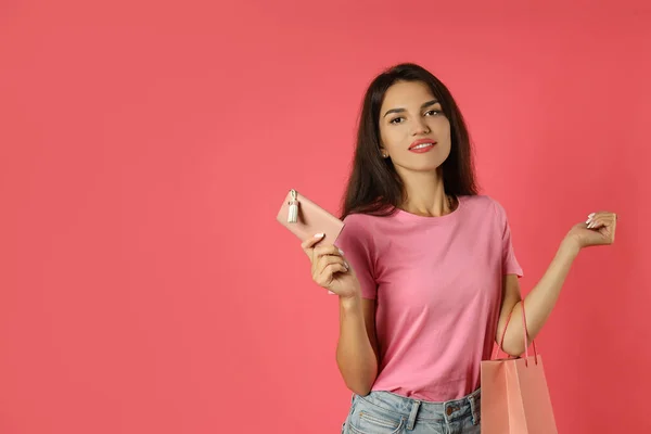 Menina Atraente Detém Saco Papel Bolsa Fundo Rosa — Fotografia de Stock