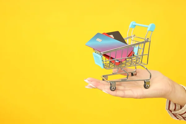 Жіноча Рука Тримає Візок Магазину Кредитними Картками Жовтому Тлі — стокове фото