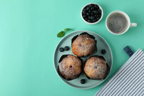 Konzept Des Leckeren Essens Mit Schokoladenmuffins Auf Minzgrund — Stockfoto