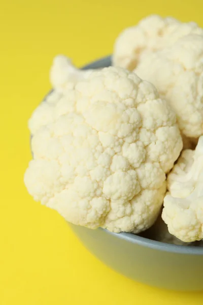 Fresh Juicy Cauliflower Slices Bowl Yellow Background — Stock Photo, Image