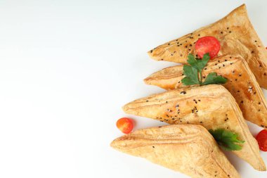 Beyaz arka planda samsa olan lezzetli yemek kavramı