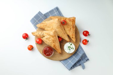 Beyaz arka planda samsa olan lezzetli yemek kavramı
