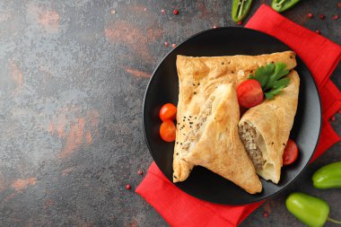 Samsa soslu lezzetli yemek kavramı koyu dokulu arka planda