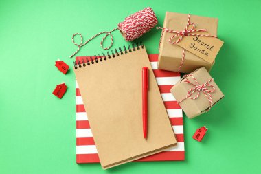 Yeşil arka planda gizli Noel Baba ve Noel kompozisyonu.