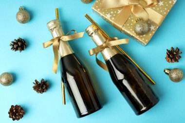 Mavi arka planda şampanya olan yeni yıl konsepti.