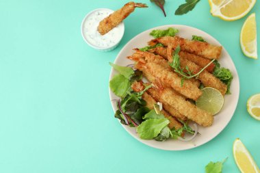 Nane arkaplanda kızartılmış karides ile lezzetli yemek kavramı