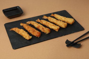 Nane arkaplanda kızartılmış karides ile lezzetli yemek kavramı