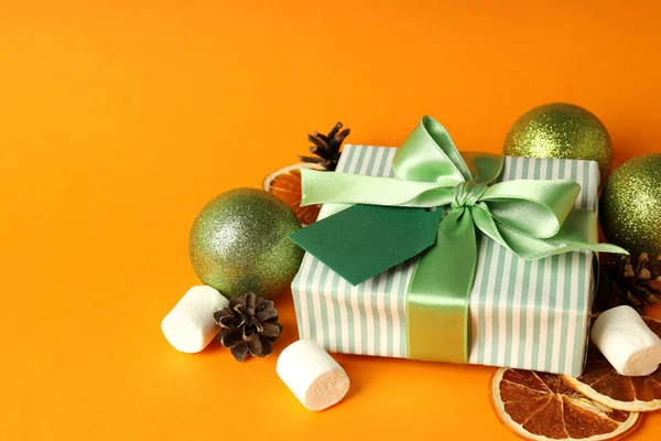 Cadeaudoosje Kerstaccessoires Oranje Achtergrond — Stockfoto