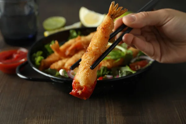 Concepto Comida Sabrosa Con Camarones Fritos Sobre Fondo Menta —  Fotos de Stock