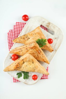 Beyaz arka planda samsa olan lezzetli yemek kavramı