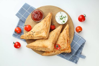 Beyaz arka planda samsa olan lezzetli yemek kavramı