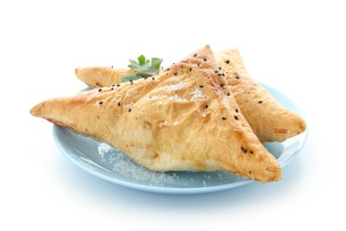 Samsa beyaz arka planda izole plaka malzemeleri ile
