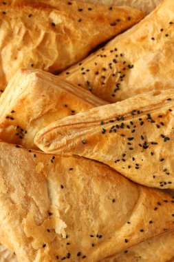 Tüm arka planda altın renginde samsa sosu var.