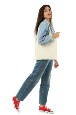 Pamuk çantalı çekici kız beyaz arka planda izole edilmiş..