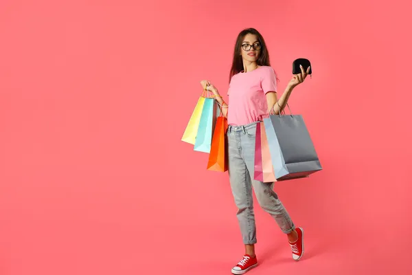 Aantrekkelijk Meisje Met Veelkleurige Papieren Tassen Roze Achtergrond — Stockfoto