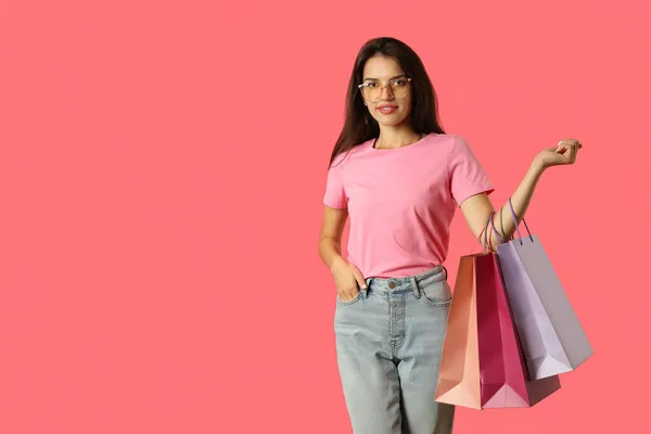 Aantrekkelijk Meisje Met Veelkleurige Papieren Tassen Roze Achtergrond — Stockfoto