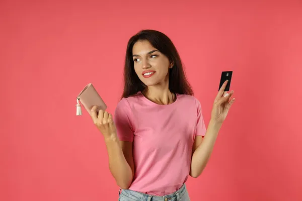 Ελκυστική Κοπέλα Κατέχει Πιστωτική Κάρτα Και Τσάντα Ροζ Φόντο — Φωτογραφία Αρχείου