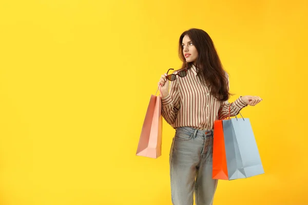 Menina Atraente Com Sacos Papel Multicoloridos Fundo Amarelo — Fotografia de Stock