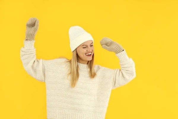 Ελκυστικό Κορίτσι Πουλόβερ Πλεκτό Καπέλο Και Γάντια Κίτρινο Φόντο — Φωτογραφία Αρχείου