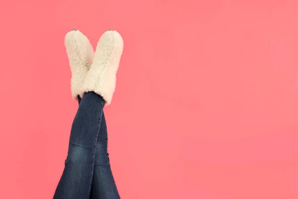 Female Crossed Legs Wool Boots Jeans Pink Background Space Text — Stock Photo, Image