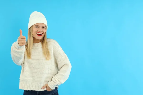 Muchacha Atractiva Sombrero Lana Suéter Sobre Fondo Azul —  Fotos de Stock