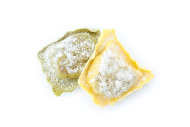 Beyaz arka planda izole edilmiş lezzetli çiğ ravioli.