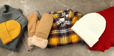 Gri desenli masadaki kışlık kıyafet kavramı.