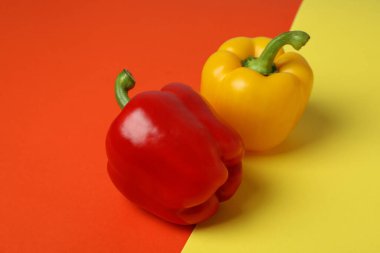 İki ton arkaplanda çok renkli dolma biber