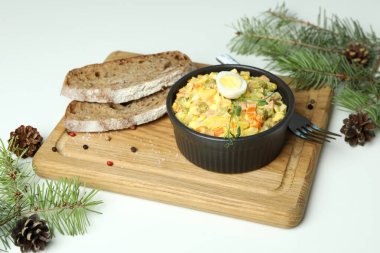 Beyaz arka planda Olivier salatası olan lezzetli yemek konsepti