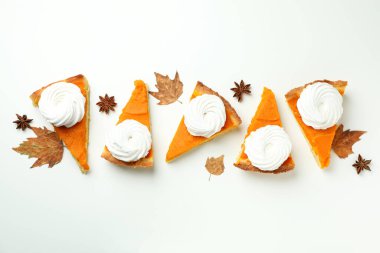 Beyaz zemin üzerinde balkabağı turtası parçaları ile düz konum