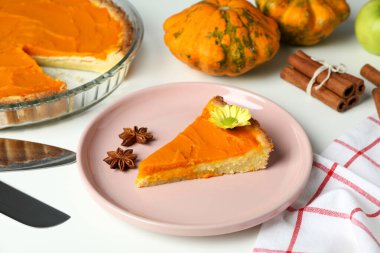 Beyaz arka planda balkabağı turtası ile lezzetli yemek kavramı