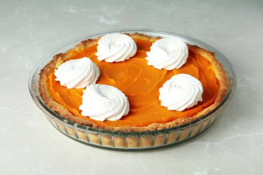 Gri arkaplanda yuvarlak kabaklı turta