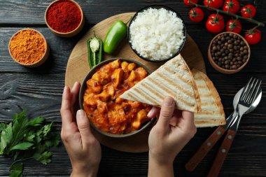 Tahta arka planda tavuk tikka ile lezzetli yemek kavramı