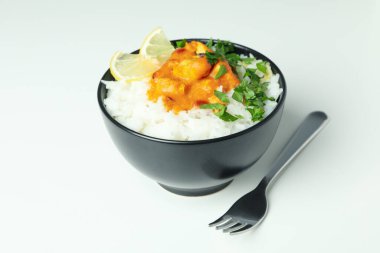 Beyaz arka planda tavuk tikka ile lezzetli yemek kavramı