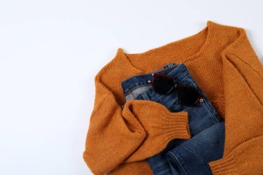 Beyaz arkaplanda sonbahar tarzı giysiler, metin için boşluk.