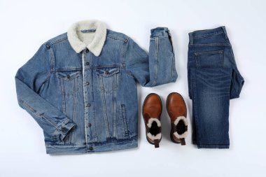 Beyaz arka planda kış kıyafetleri kavramı.