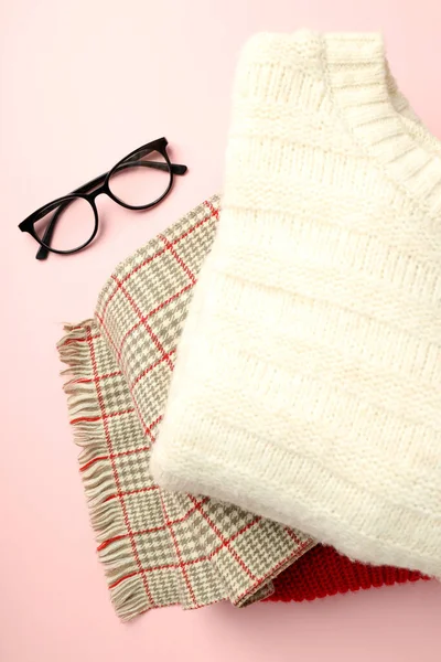 粉色背景的毛衣 围巾和眼镜 — 图库照片