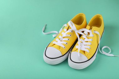 Nane arkaplanda bir çift sarı spor ayakkabı