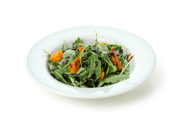 Beyaz arkaplanda kabak salatası olan tabak