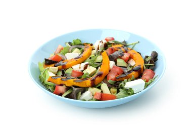 Beyaz arkaplanda kabak salatası olan tabak