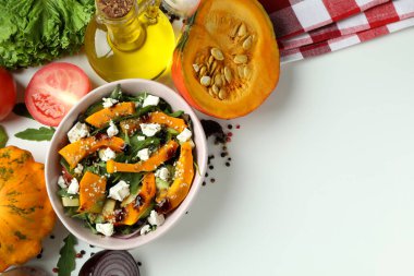 Beyaz arkaplanda balkabağı salatası pişirme kavramı