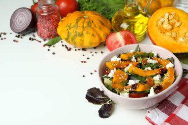 Beyaz arkaplanda balkabağı salatası pişirme kavramı