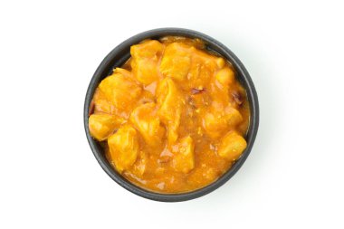 Beyaz arka planda izole edilmiş kasedeki tavuk tikka.