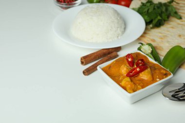 Beyaz arka planda tavuk tikka ile lezzetli yemek kavramı
