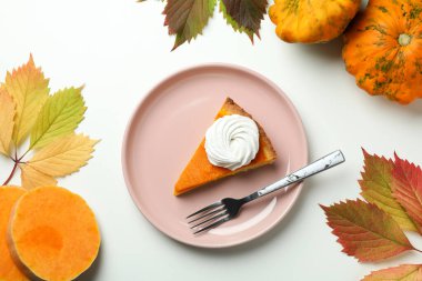 Beyaz arka planda balkabağı turtası ile lezzetli yemek kavramı