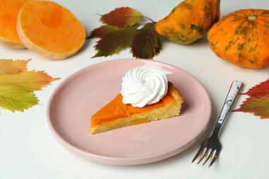 Beyaz arka planda balkabağı turtası ile lezzetli yemek kavramı