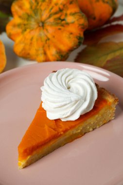 Lezzetli yemek kavramı ve balkabağı turtası, yakın plan.