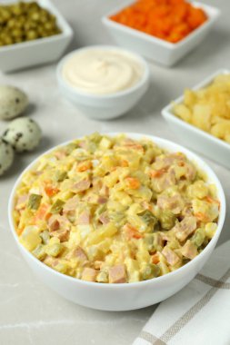 Hafif arkaplanda Olivier salatası ve malzemeler