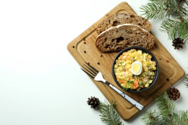 Beyaz arka planda Olivier salatası olan lezzetli yemek konsepti